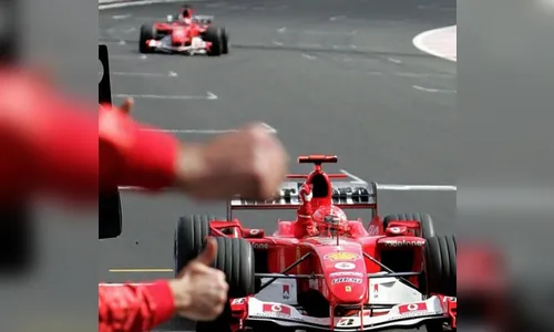 Ferrari pilotada por Michael Schumacher é leiloada por R$ 68 milhões