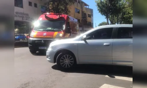 Ciclista fica ferida após acidente no centro de Apucarana