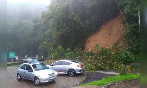 Rodovias do Litoral paranaense estão bloqueadas por conta de chuvas