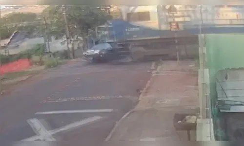 Câmera flagra acidente entre trem e carro na Vila Nova; assista