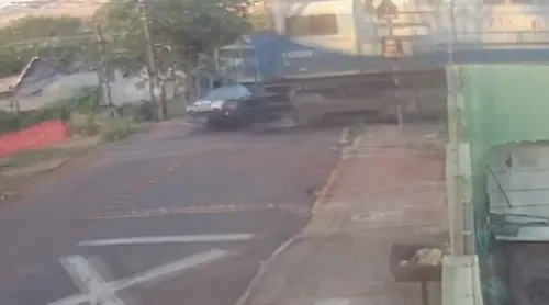 Pela gravação, é possível perceber que o motorista do veículo atravessa e é atingindo pela locomotiva