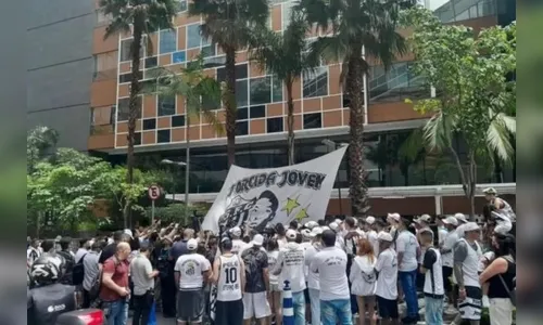 Santistas se reúnem em frente a hospital e fazem vigília por Pelé