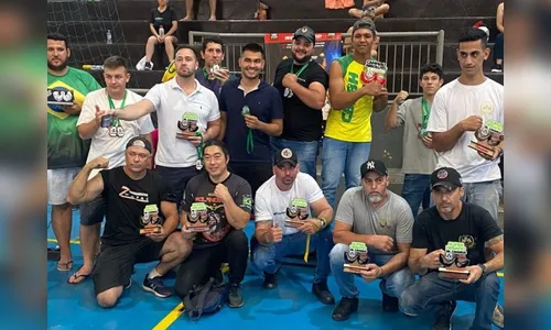 Prefeito do PR chama atenção após ser campeão em 'queda de braço'