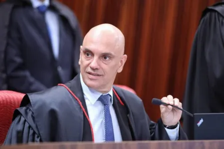 Primeiro a falar, Moraes pautou seu discurso na falta de regulamentação das redes sociais