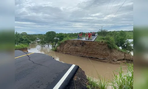 Cratera na rodovia SE-290 'engole' três veículos; uma pessoa morreu