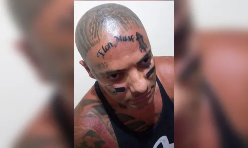 Influencer tatua nome de Elon Musk na testa para ganhar viagem a Marte