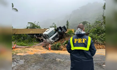 Seis pessoas são resgatadas com vida de deslizamento na BR-376