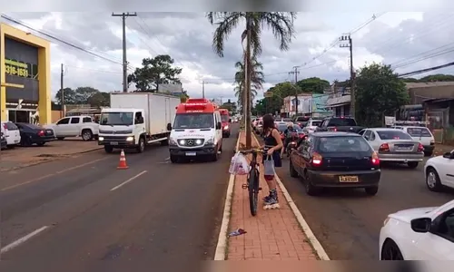 Após bater em carro, motociclista é atropelado em Arapongas