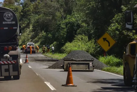 Trabalho de recape de pista na estrada.