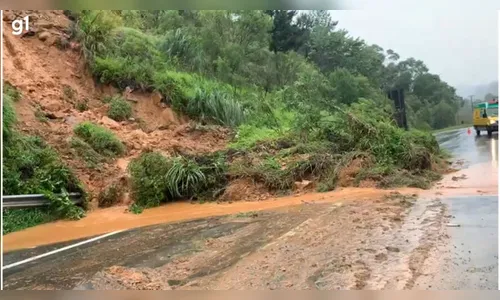 Queda de barreira deixa BR-116 interditada no Paraná; saiba mais