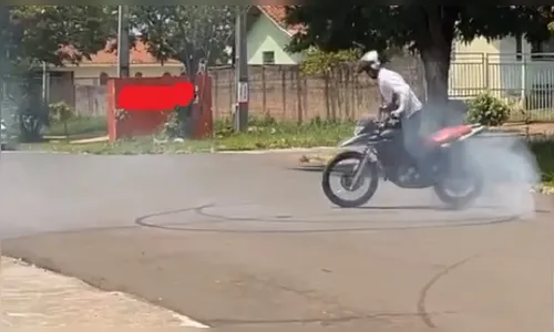 Motociclista faz manobras perigosas em Cambira e vídeo viraliza