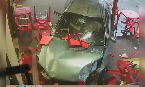 Impressionante: após batida, carro invade bar e homem perde a perna