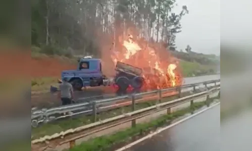 Carreta pega fogo na BR-376 e deixa rodovia interditada; veja