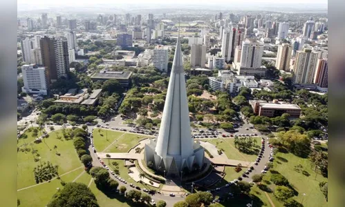 Mulher toma sol de biquíni na catedral de Maringá; vídeo viraliza