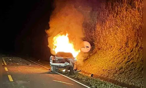 Camionete fica destruída por fogo após acidente na Rodovia do Milho