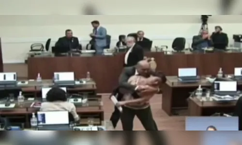 Vereadora é agarrada por colega na Câmara de Florianópolis; veja