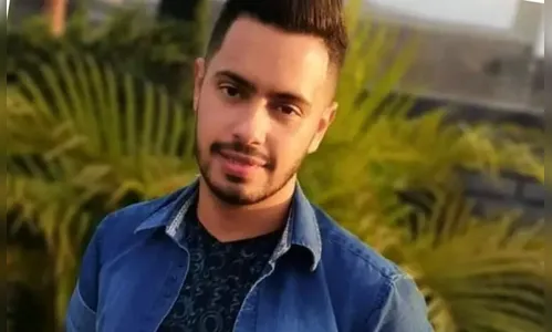 Jovem de 25 anos é morto na frente de casa; irmão seria o alvo