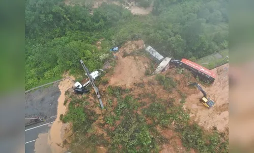 Deslizamento na BR-376 deixa 1 morto e 'cena de guerra'; veja