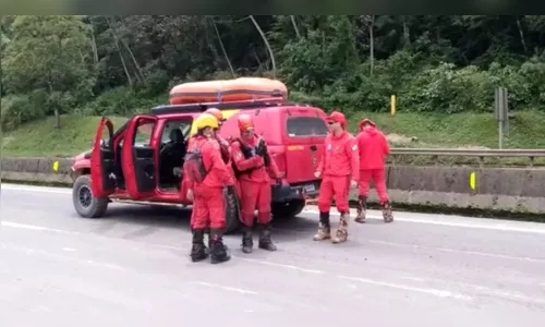 Bombeiros não encontram vítimas em rio que passa pela BR-376