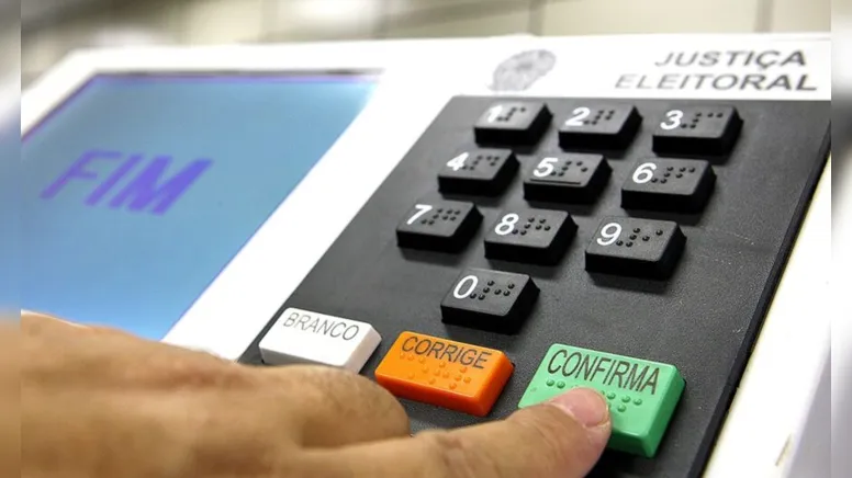 Imagem ilustrativa da notícia Brasil dividido; metade vermelho e metade verde e amarelo