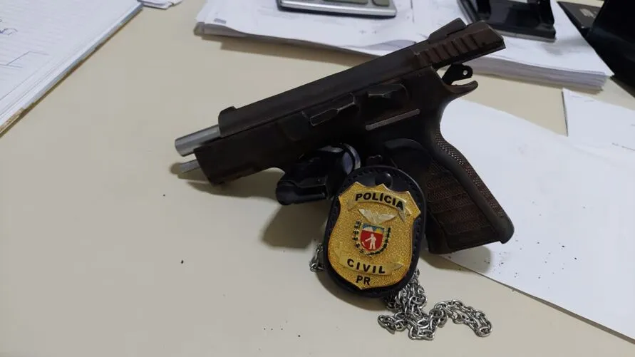 A arma do crime, uma pistola 9 milímetros, que estava enterrada em terreno, foi entregue à polícia