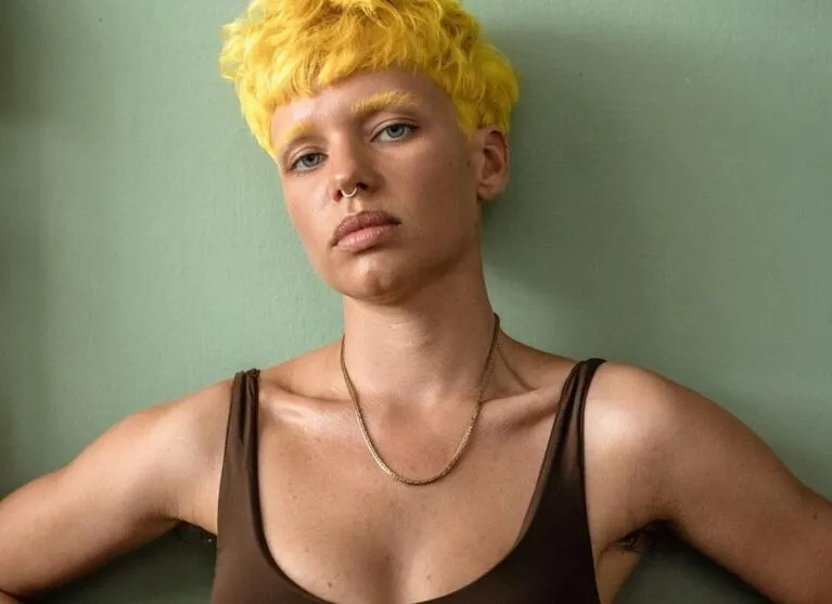 A atriz cortou os cabelos  curtinhos e pintou de uma cor amarela bem marcante