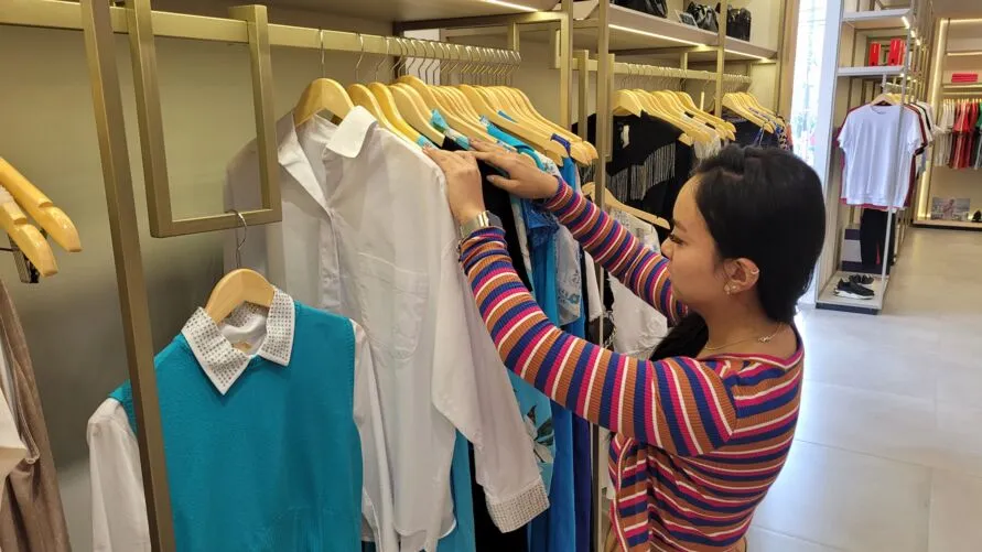 A designer de Moda, Mariana Abe, aposta em roupas novas e cores para atrair 'coisas boas' para o novo ano