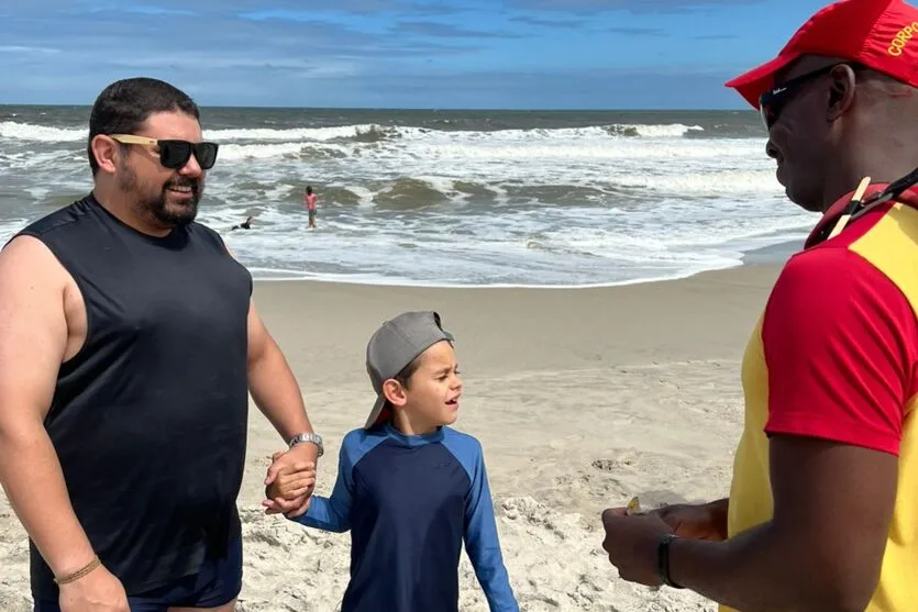 A principal medida é identificar os pequenos com pulseirinhas ao chegarem na praia