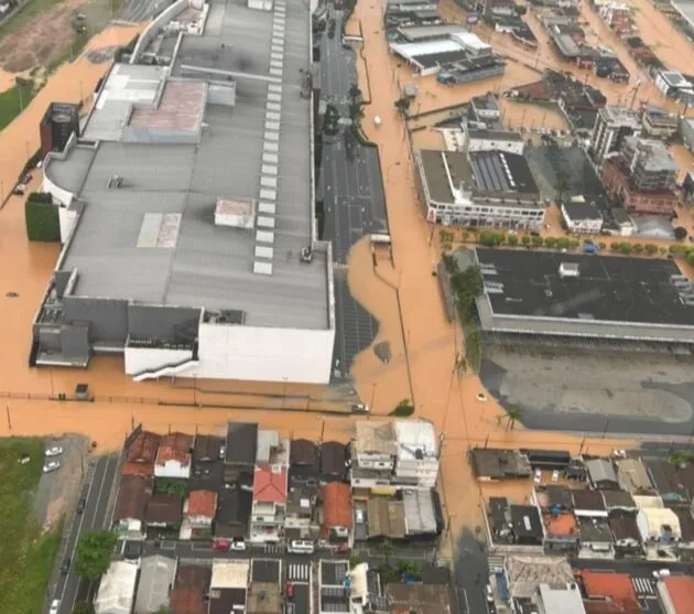 Ainda de acordo com a prefeitura de Camboriú, choveu 260 milímetros em 24 horas, deixando 60% do município alagado