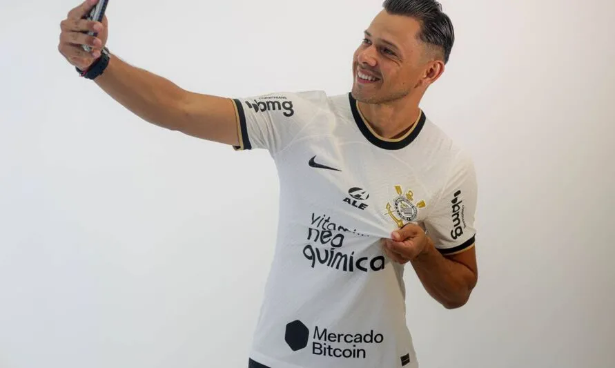 Atacante paraguaio Ángel Romero foi anunciado pelo Timão nesta quinta-feira (15)