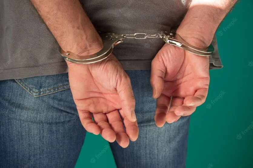 Diante da situação, ele recebeu voz de prisão, foi algemado e conduzido até a 22° Subdivisão Policial