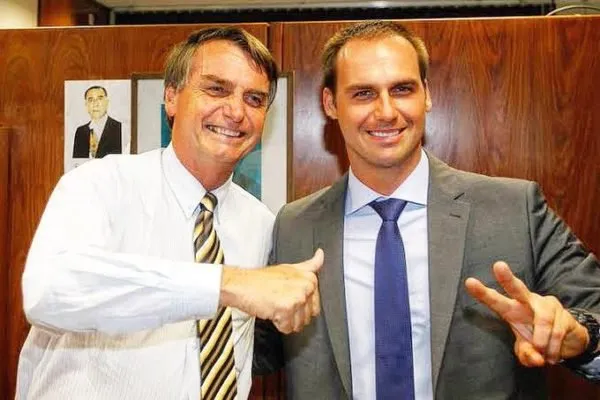 Eduardo Bolsonaro homenageia o pai: “Seu sacrifício valeu a pena”