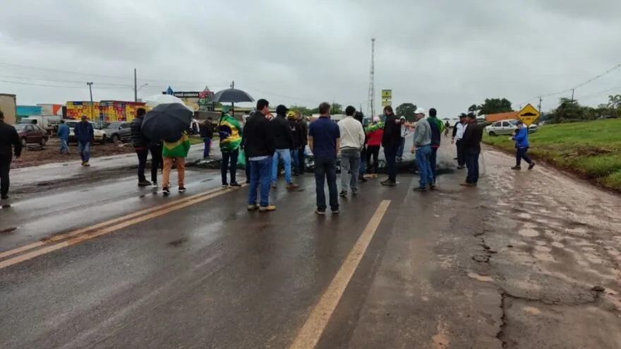 Na região de Ivaiporã, bloqueio de rodovias após eleições ocorreu na PR-466 em Jardim Alegre