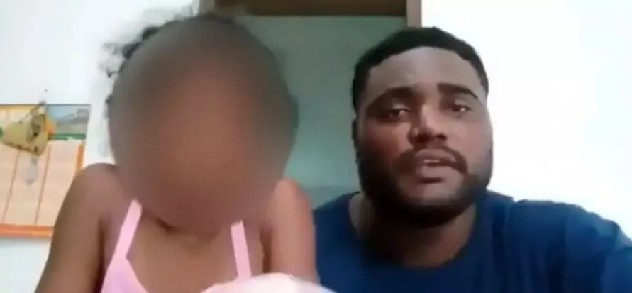 No registro divulgado pelo jornal O Tempo, o homem aparece se explicando com uma das filhas ao lado