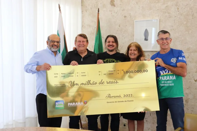 Novo milionário de Curitiba recebe prêmio do Nota Paraná  -