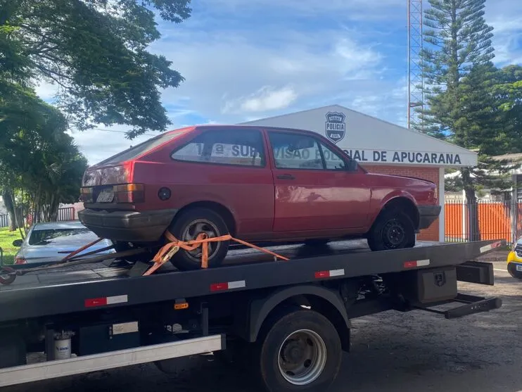 O Gol estava estacionado na região do Jardim Ponta Grossa
