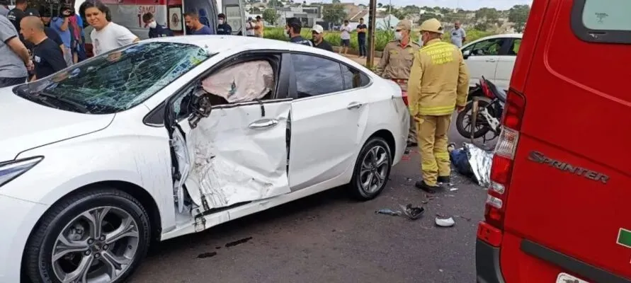 O acidente aconteceu após o veículo, um Chevrolet Cruze, cruzar a via preferencial e atingir a motocicleta