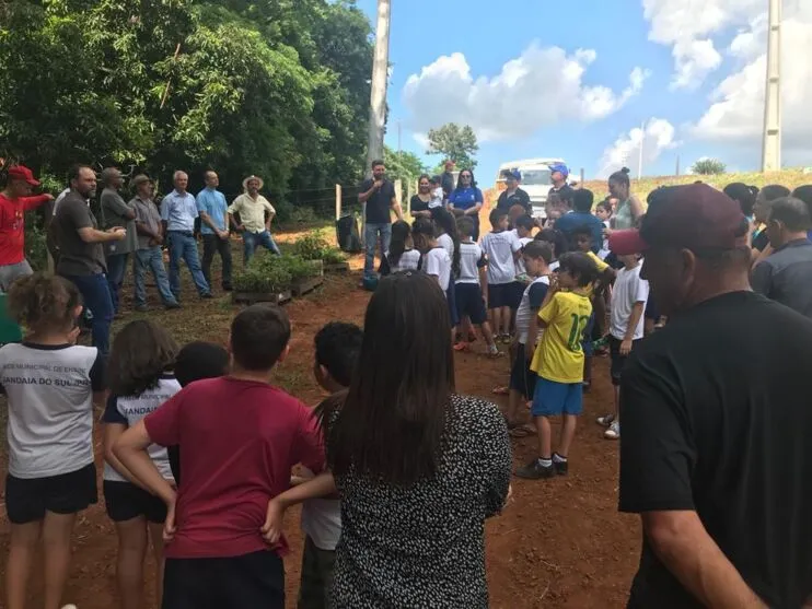 O plantio das mudas de árvores é através do Projeto Plantar, Cuidar e Preservar.