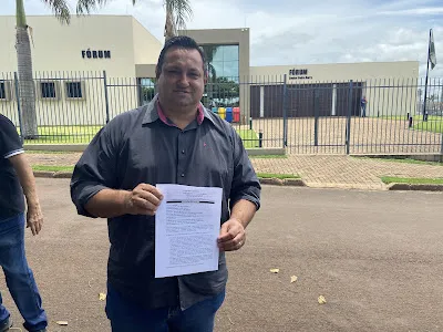 O prefeito de Lunardelli, Reinaldo Grola, sai da audiência de conciliação com acordo que permite a realização da festa da cidade