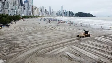 Os problemas na faixa de areia e na qualidade da água não espantaram os banhistas nesta quinta-feira