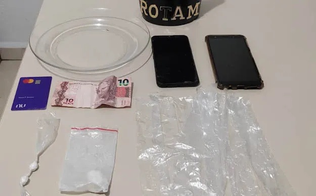 Os suspeitos foram presos em flagrante em uma casa na Rua Cleusa Rogério Dariva
