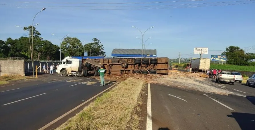 Uma carreta carregada de madeira tombou no comecinho da manhã deste sábado (10), em frente ao posto da Polícia Rodoviária Federal (PRF)