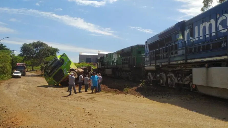 Uma colisão envolvendo um caminhão carregado com grãos e uma locomotiva foi registrada em Rolândia