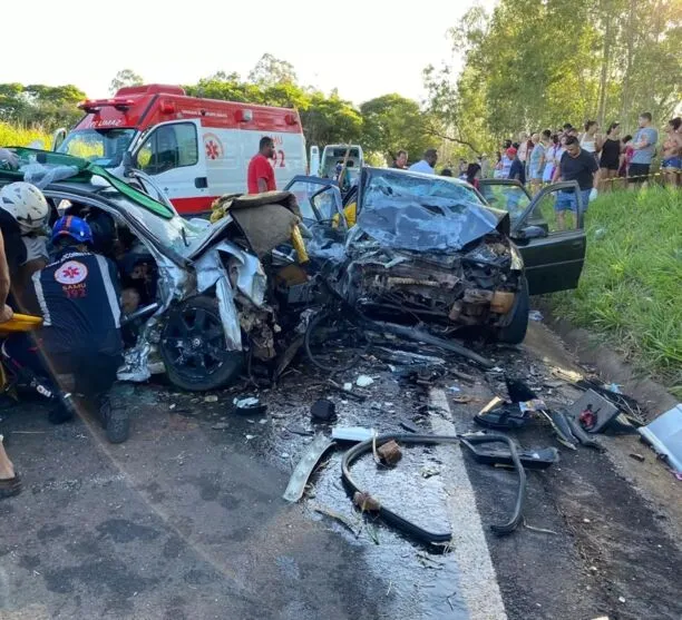 A colisão frontal envolvendo dois carros foi próximo a Loanda