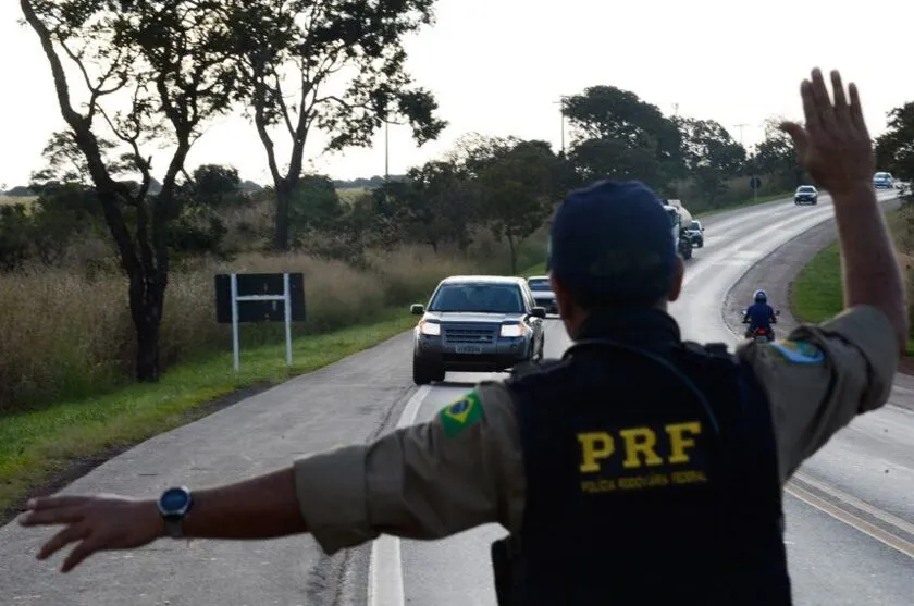 A condução de veículos nas rodovias, com farol aceso durante o dia, ainda costuma gerar dúvidas. O que fazer?