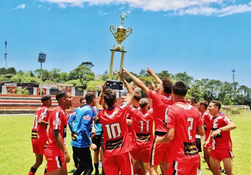 A equipe do Apucarana Sports conquistou a Copa Metropolitana de Futebol Sub-19