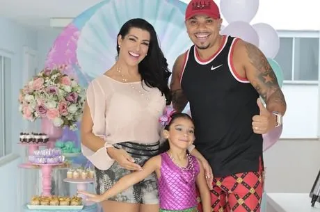 A filha caçula de Naldo Benny e de Ellen Cardoso, Vitória, de apenas 7 anos, causou nas redes sociais nesta quinta-feira (8/12)