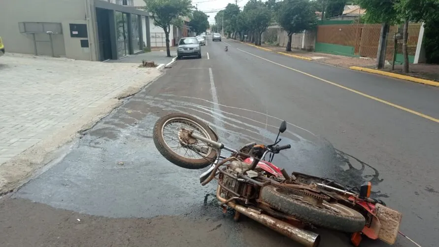 A moto foi atingida em cheio e chegou a derrapar alguns metros no asfalto