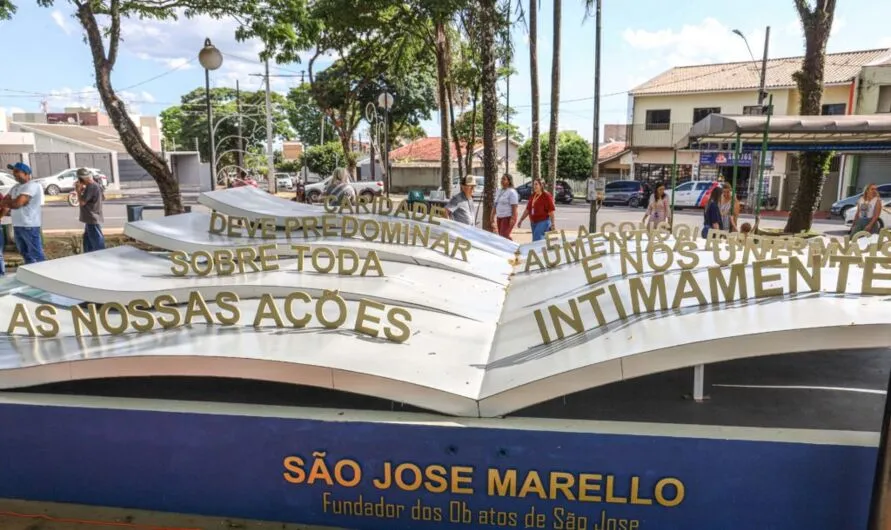 Além de manter equipamentos de convivência comunitária, a praça ganhou dois monumentos.