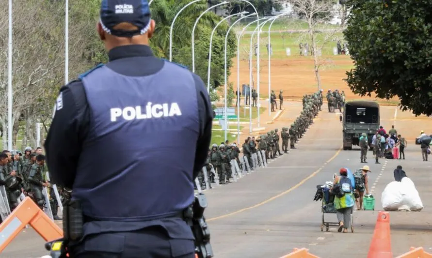 Através de grupos de mensagens, eles compartilham informações sobre o que estaria acontecendo em Brasília